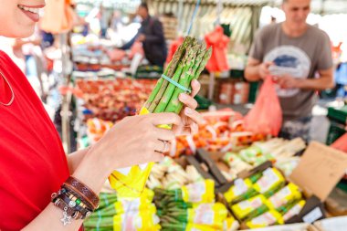 İnsanların satın alma meyve ve sebze, açık Farmers Market