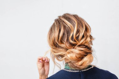 Güzellik düğün ya da akşam saç modeli. Arka arkadan görünüm