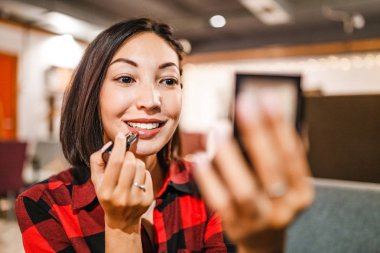 Modern iş serbest kadının kafede Öğle anda makyaj yapması