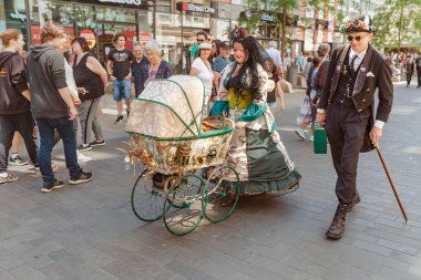 Leipzig, Almanya - 21 Mayıs 2018: insanlar alın kısmında yıllık Gotik ve Steampunk Festivali Leipzig de giyinip