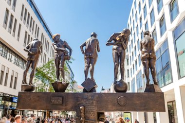 Leipzig, Almanya - 21 Mayıs 2018: Modern heykel Unzeitgem e Zeitgenossen Grimmaische sokak