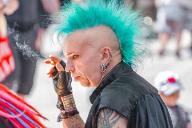 Leipzig, Almanya - 21 Mayıs 2018: Etkileyici punk metalci bir saç kesimi Iroquois yıllık Leipzig Festivali ile