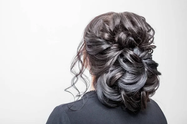 夜またはブルネットの女性の髪のスタイリング ヘアジェルを結婚式 背面図 — ストック写真