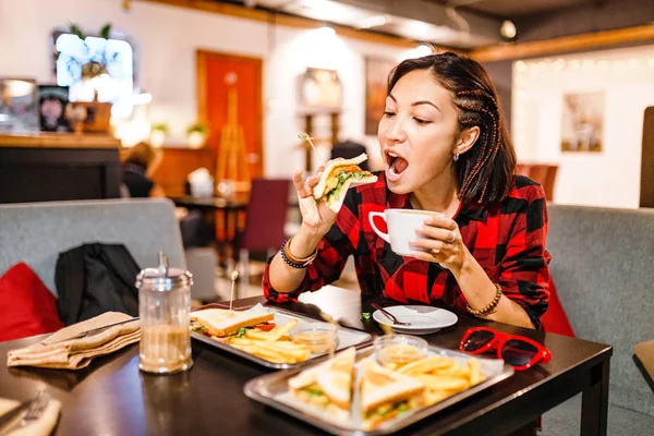 Krásné Volné Noze Podnikatelka Jíst Její Oběd Kavárně — Stock fotografie