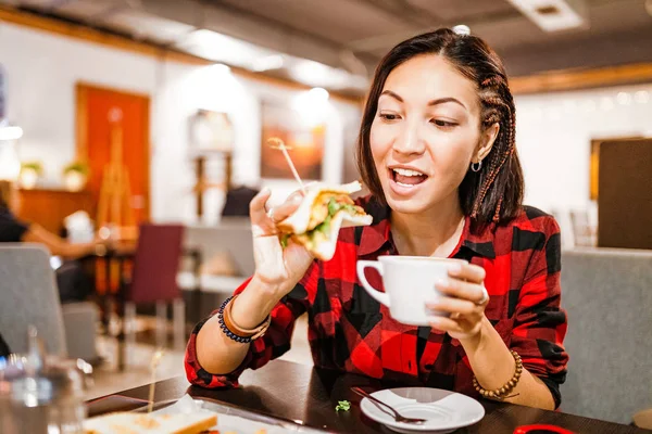 Beautiful Freelancer Businesswoman Eating Her Lunch Coffee Shop — Stock Photo, Image