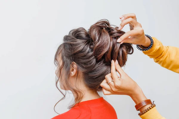 Les Mains Coiffeuse Professionnelle Faisant Coiffure Mariée Soirée Avec Des — Photo