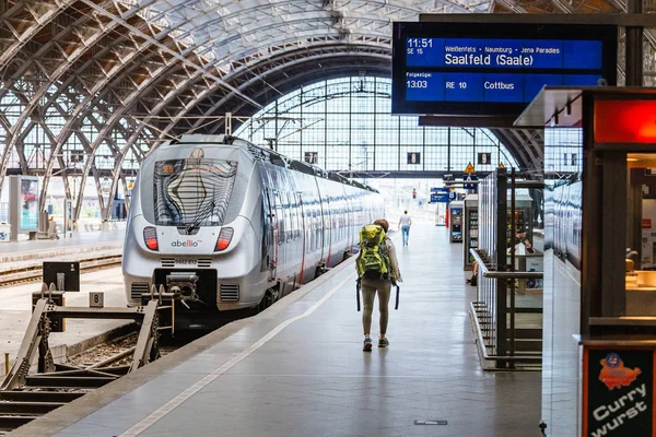 Leipzig Tyskland Maj 2018 Togstation Med Tog Passagerer Transportkoncept - Stock-foto