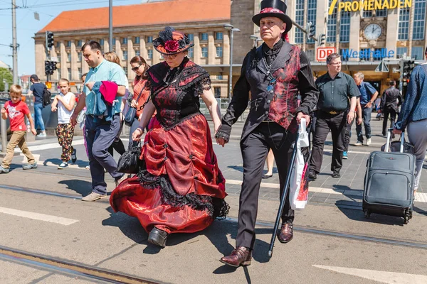 Leipzig, Almanya - 21 Mayıs 2018: insanlar alın kısmında yıllık Gotik ve Steampunk Festivali Leipzig de giyinip