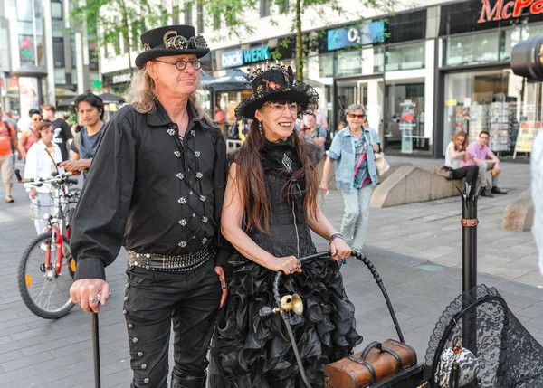 Leipzig, Almanya - 21 Mayıs 2018: insanlar alın kısmında yıllık Gotik ve Steampunk Festivali Leipzig de giyinip