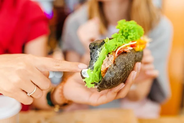 Gesundes Sandwich Aus Dunklem Brot Und Grün — Stockfoto