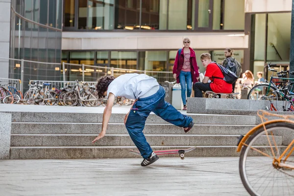 Mei 2018 Leipzig Duitsland Gedresseerd Truc Bij City Street Skateboarder — Stockfoto