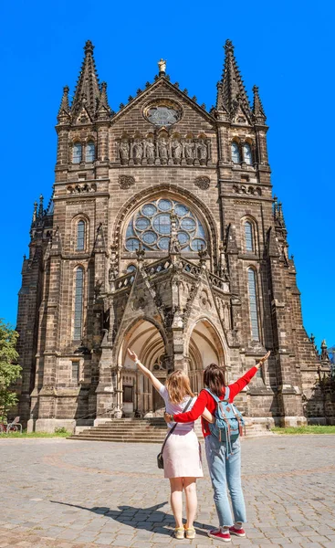 Two Girls Tourists Friends Hugging Background Peter Church Leipzig — Stock Photo, Image