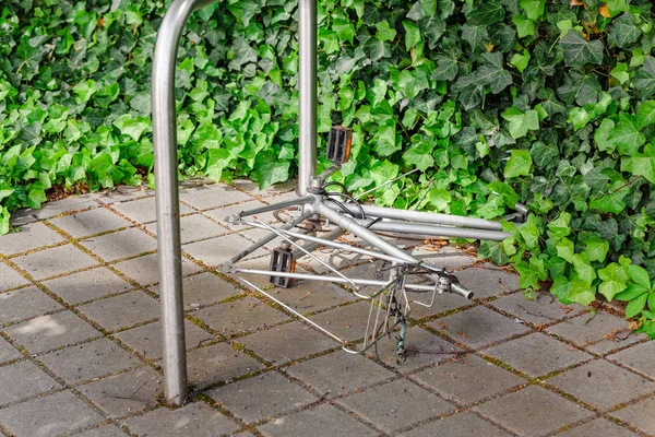 Cykelram Utan Hjul Med Skåp Låg Gatan Parkering Stulen Cykel — Stockfoto