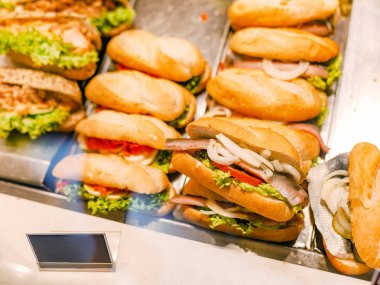 Satılık balık taze bir fileto ile deniz ürünleri burger