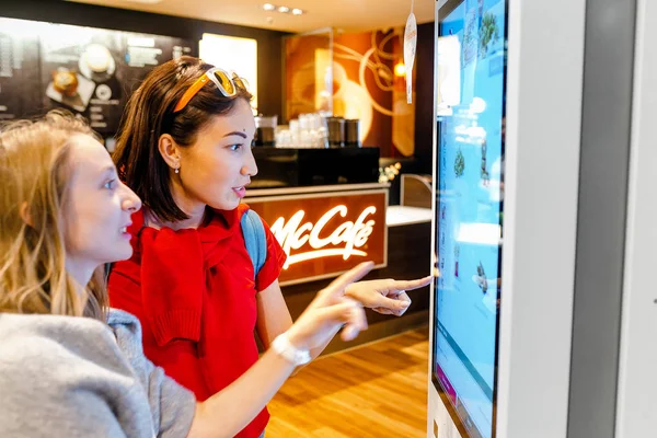 Лейпциг Германия Мая 2018 Года Люди Используют Экраны Самообслуживания Ресторане — стоковое фото