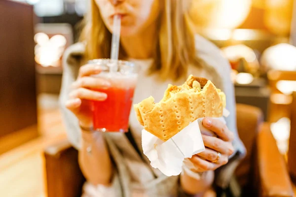 Woman Eating Pita Sandwich Cafe — Stock Photo, Image