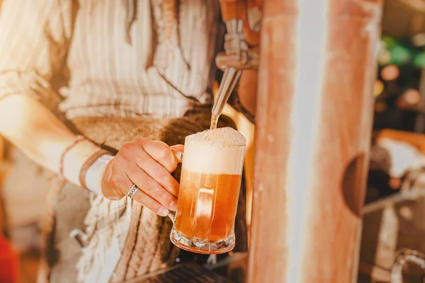 Točené Pivo Nalijte Sklenice Kohoutku — Stock fotografie