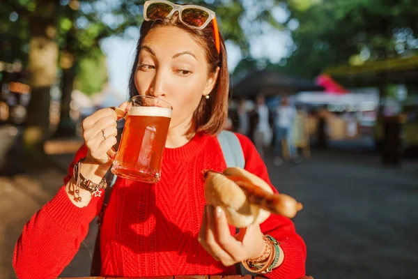 Joven Feliz Asiático Viajero Mujer Bebidas Taza Cerveza Con Hotdog — Foto de Stock