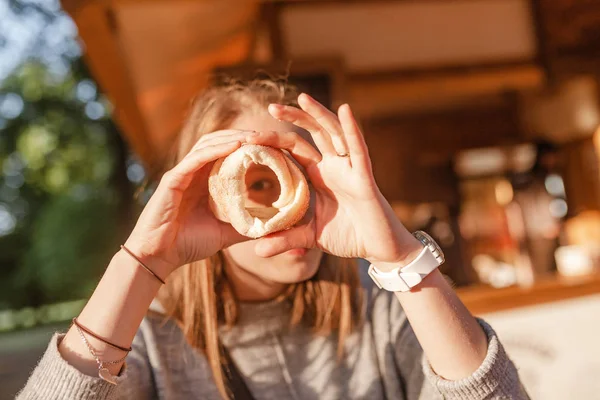 Usmívající Žena Trdlo Chléb Kulatý Buchta — Stock fotografie