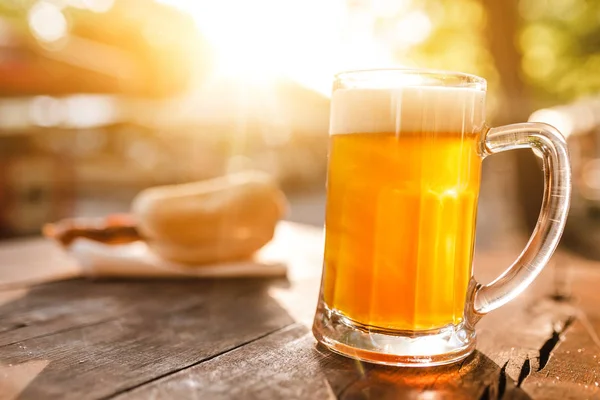 Taza Vidrio Frío Cerveza Con Espuma Con Perrito Caliente Bratwurst — Foto de Stock