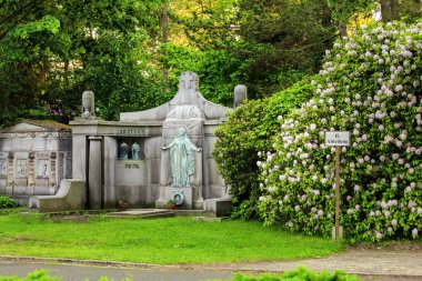 Leipzig, Almanya - 21 Mayıs 2018: güzel çiçek açan çiçekler ve ağaçlar, üzüntü ve Ortaçağ Gotik kavramı ile bahar mezarlıkta