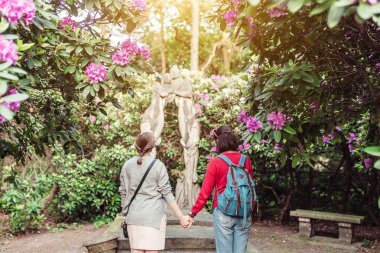 Arkadaşlar turistlerin seyahatleri eski ortaçağ Mezarlığı