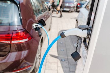 Özel otopark, Eko ve modern teknoloji kavramı, bir elektrikli araba şarj