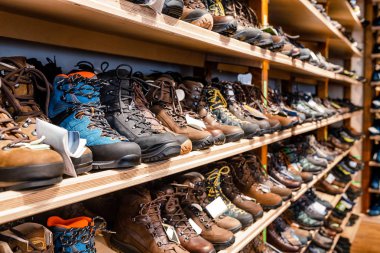 Hiking, trekking ve dağcılık boots satışa birçok çift dükkanı seyahat