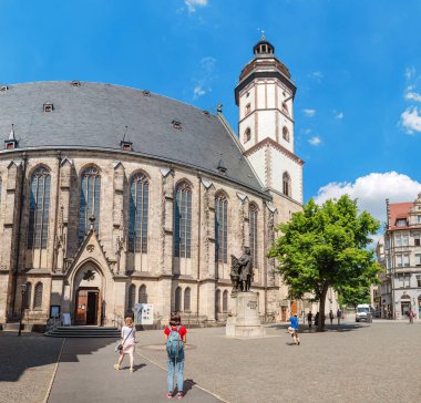 Leipzig, Almanya - 21 Mayıs 2018: Panoramik görünümü, mimari ve Leipzig'deki Aziz Thomas Kilisesi Thomaskirche cephe. Seyahat turizm ve Avrupa'nın dini hedef