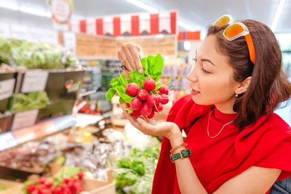 Mujer Comprando Rábano Fresco Supermercado Concepto Verduras Orgánicas Saludables — Foto de Stock