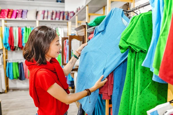 Feliz Joven Asiático Mujer Elegir Ropa Centro Comercial Tienda Ropa — Foto de Stock