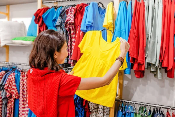 Feliz Joven Asiático Mujer Elegir Ropa Centro Comercial Tienda Ropa — Foto de Stock