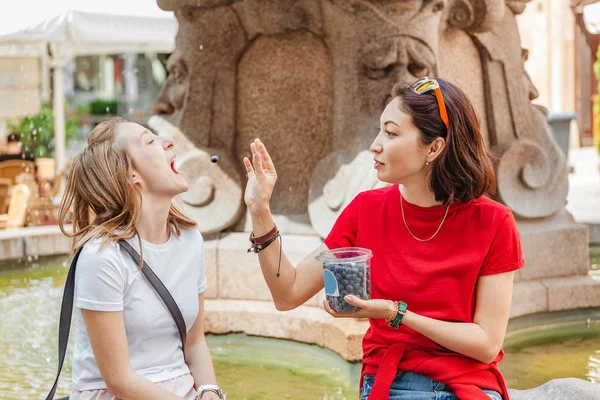 Dos Jóvenes Amigas Turísticas Divirtiéndose Comiendo Arándanos — Foto de Stock