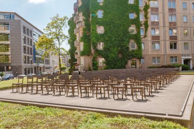 Leipzig, Almanya - 21 Mayıs 2018: Yahudi Holokost Anma Memorial'a: City sokak boş sandalye sanat yükleme