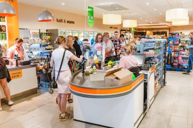 Leipzig, Almanya - 21 Mayıs 2018: Alıcılar ödeme süpermarkette yakınındaki büyük sırasını