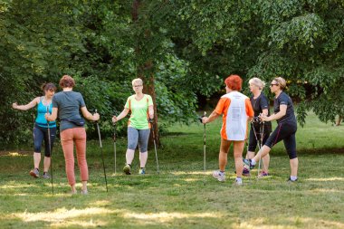 22 Mayıs 2018, Leipzig, Almanya: kıdemli grup kadın direkleri nordic Park'ta yürüyordunuz önce yürüme ile ısınma egzersizler bir dizi yapıyor