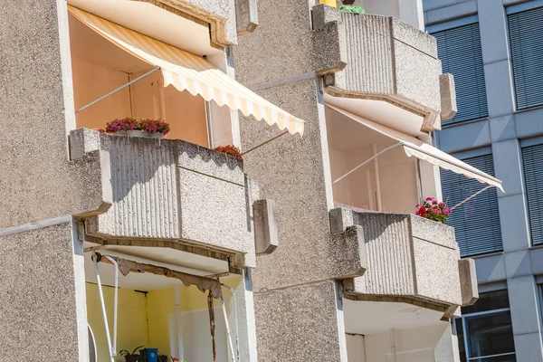 Parasols Paraplu Balkons Van Een Hoog Appartement Gebouw Europa — Stockfoto