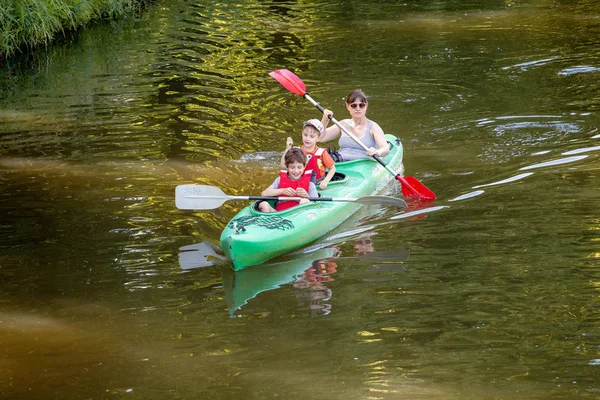 Lipsk Niemcy Maja 2018 Rodzina Kajaki Canoe Aktywności Tour Rzece — Zdjęcie stockowe