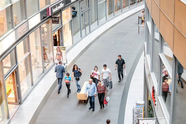 22 Mayıs 2018, Leipzig, Almanya: alışveriş merkezi ve insanlar