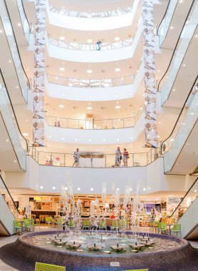 22 Mayıs 2018, Leipzig, Almanya: Leipzig Karstadt merkezinin iç görünüm