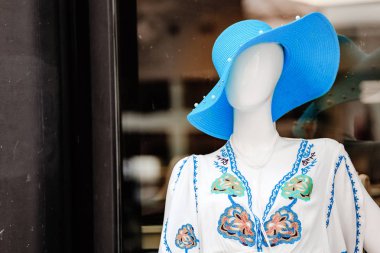 Büyük şapkalı kadın manken