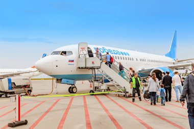 Halle, Almanya - 23 Mayıs 2018: Yatılı Pobeda havayolları Rus lowcost Jet uçak havaalanında üzerinde