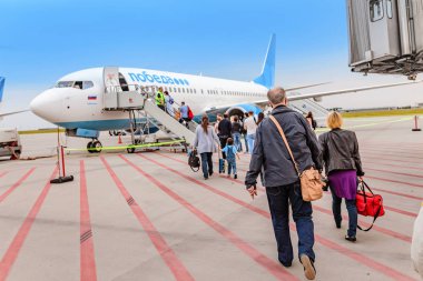 Halle, Almanya - 23 Mayıs 2018: Yatılı Pobeda havayolları Rus lowcost Jet uçak havaalanında üzerinde