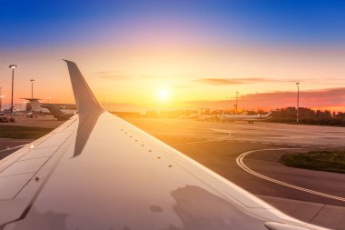 Akşam alacakaranlık ve gün batımı manzaralı bir uçağın kanat