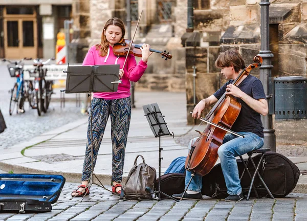 Mayıs 2018 Leipzig Almanya Sokak Müzisyenleri Oynamak Keman Viyolonsel Şehir — Stok fotoğraf