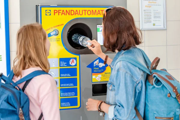 Května 2018 Lipsko Německo Žena Přátelé Spolu Reverzní Automat Recyklaci — Stock fotografie