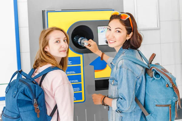 Woman Friends Together Reverse Vending Machine Recycle Plastic Bottles Ecology — Stock Photo, Image