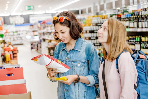 Una Joven Amiga Comprando Supermercado Para Patatas Fritas Alcohol — Foto de Stock