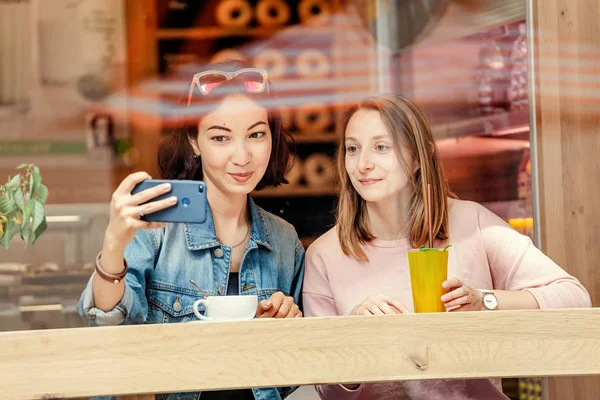 Две Счастливые Девушки Обедают Кафе Пьют Кофе Разговаривают Концепция Дружбы — стоковое фото