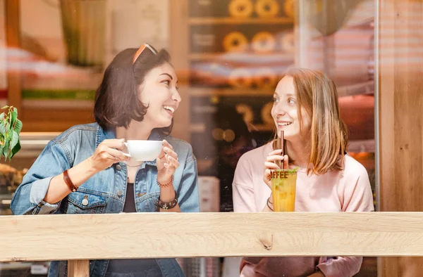 Dvě Dívky Kavárně Oběd Pití Kafe Povídali Koncept Přátelství Životního — Stock fotografie